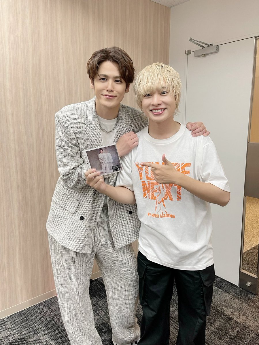 ok_nobuhiko's tweet photo. 宮野さんにCDもらった🥳🥳🥳

作品や芝居に真摯だし面白いしカリスマ性あるしでスポットライトが当たっているところをずっと見ていたい方✨

#スターと少年みたいになっておりますね🧐 https://t.co/NRjF0KH0Ug