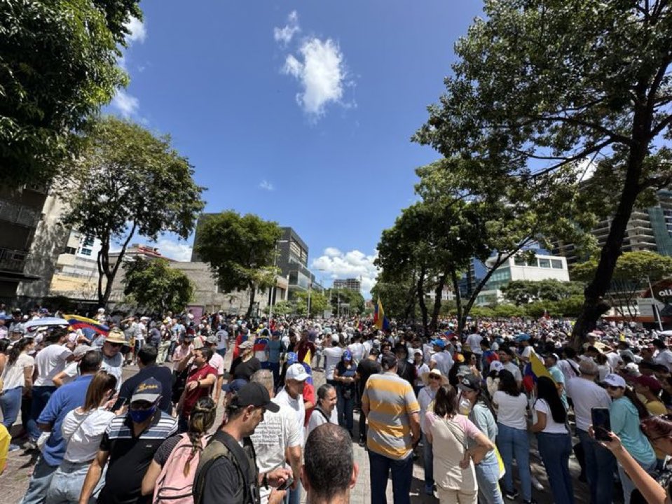 agusantonetti's tweet photo. Esto es ahora mismo en Las Mercedes, Caracas. Siguen llegando miles y miles de personas a la manifestación convocada por Maria Corina Machado.

No hay miedo, a pesar de todo el terror de la dictadura, el pueblo sale adelante.

VENEZUELA SERÁ LIBRE 🇻🇪🤍 https://t.co/5lQpGxPqc8