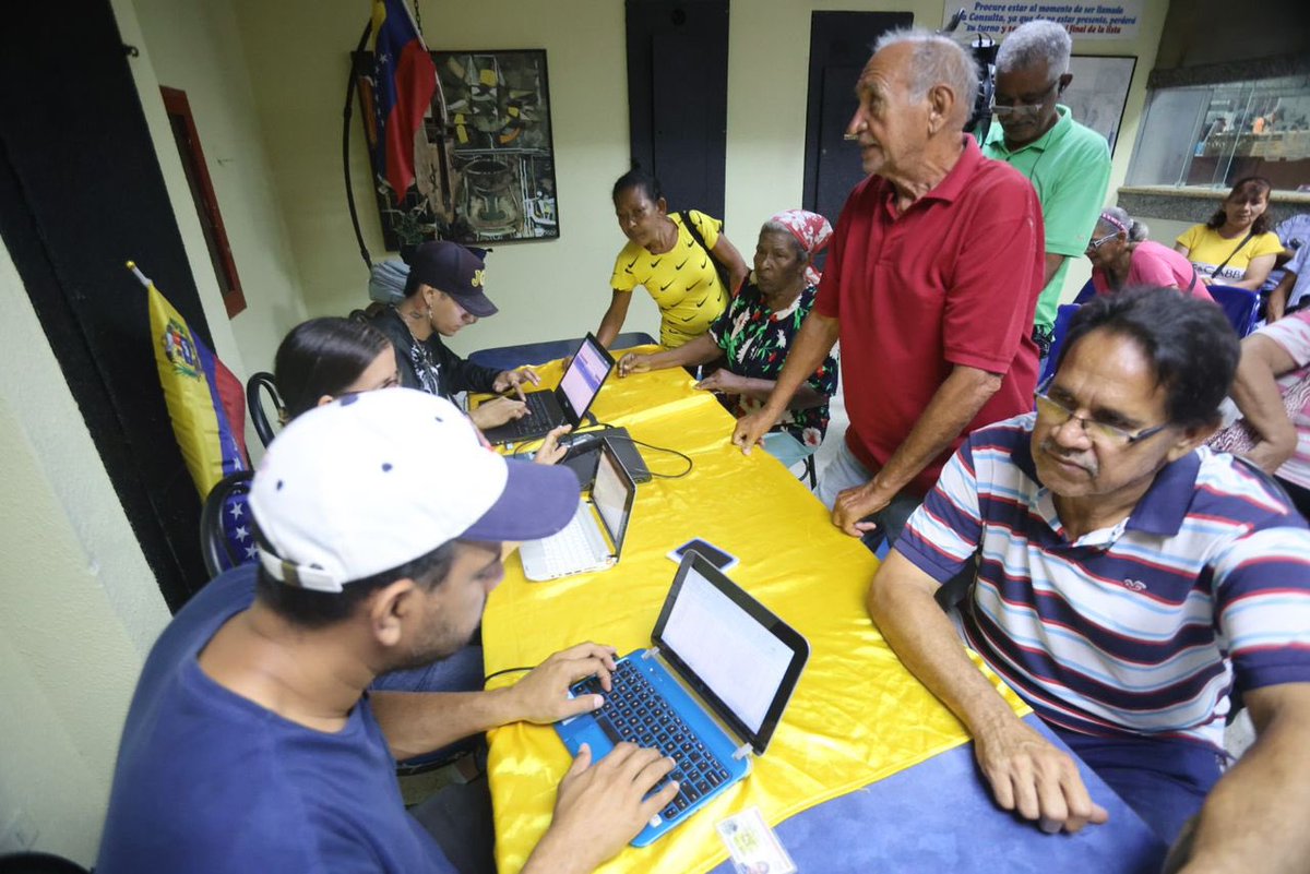 Soykarinacarpio's tweet photo. Jornada de Atención Integral a nuestros Adultos y Adultas Mayores, atendiendo a las Parroquias José Casanova Godoy y Pedro José Ovalles del municipio Girardot #Aragua, más de 200 personas han sido atendidas en el marco de la Gran Misión Abuelos y Abuelas de la Patria https://t.co/dX32CbUfPd