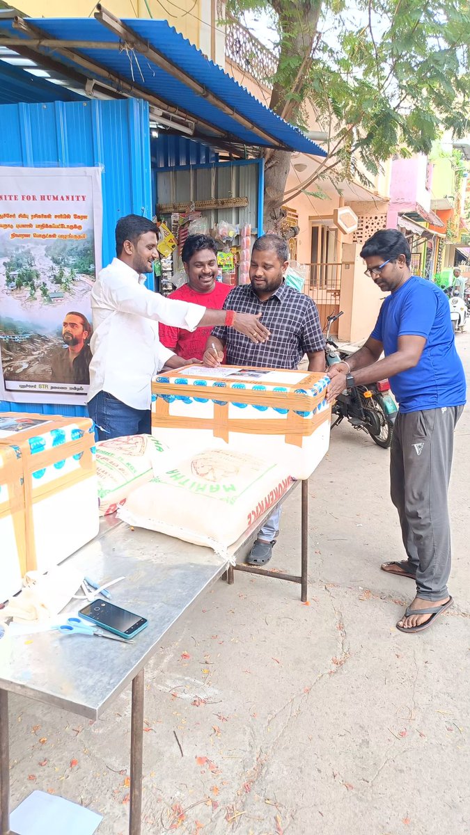 babupdystr's tweet photo. கேரள வயநாடு பேரிடரால் பாதிக்கப்பட்ட மக்களுக்கு புதுச்சேரி சிலம்பரசன் தலைமை ரசிகர் மன்றம் சார்பில் நிவாரண பொருட்கள் வழங்கப்பட்டது. #SilambarasanTR @AllIndiaSTRfc @SilambarasanTR_ #WayanadLandslide #WayanadDisaster #riseupforum https://t.co/ZqRB0MXlli