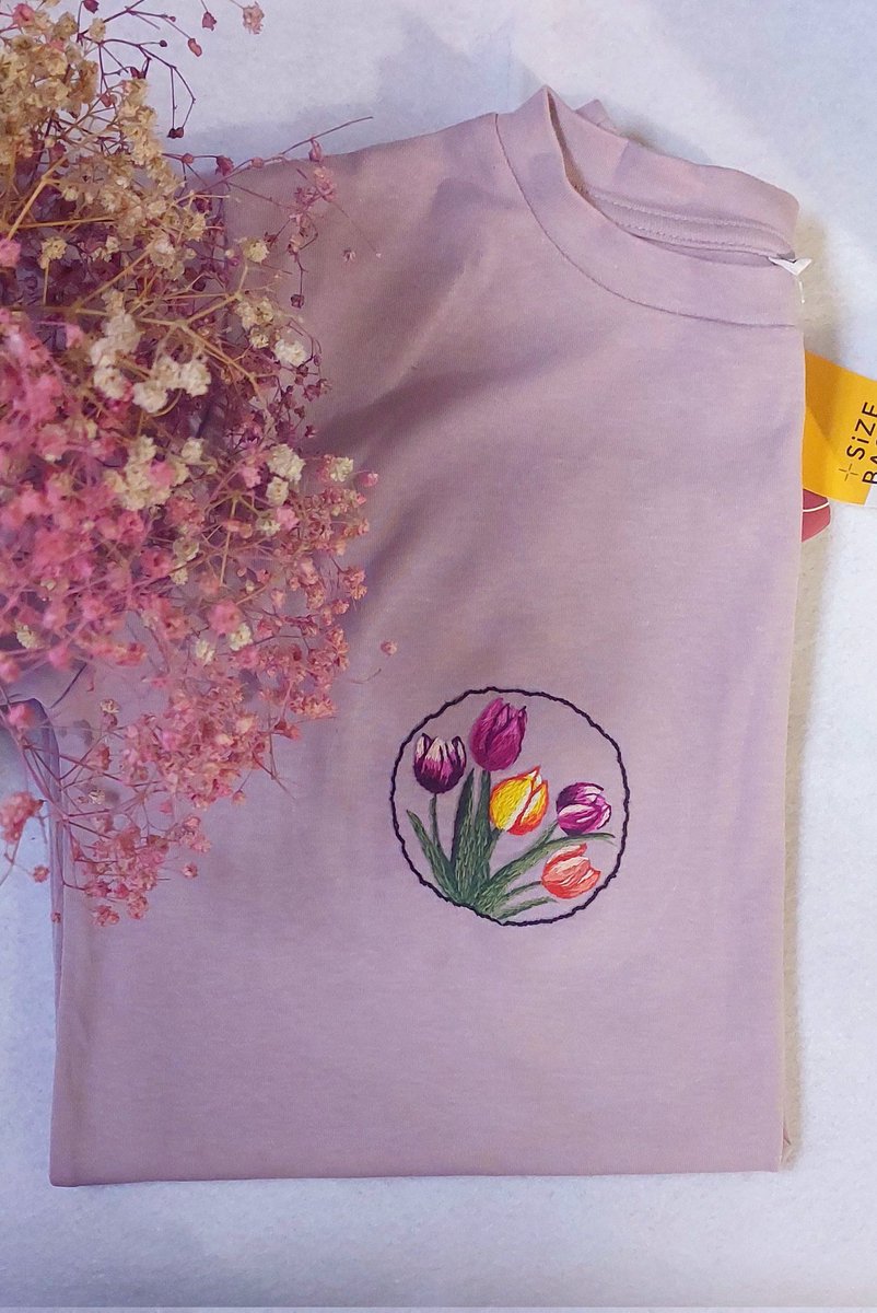 بخاطر گرفتاریهایی که داشتم پیجم یه مدت زیادیه که رها کردم و نابود شده خیلی به حمایتتون احتیاج دارم که بتونم دوباره شروع کنم ممنون میشم  ریتوییت کنید تا کارم دیده بشه.
این تیشرتیه که تازه دوختم و خیلی براش وقت گداشتم و آماده ارساله برای فرداست اگر دوسش دارید بهم خبر بدید.