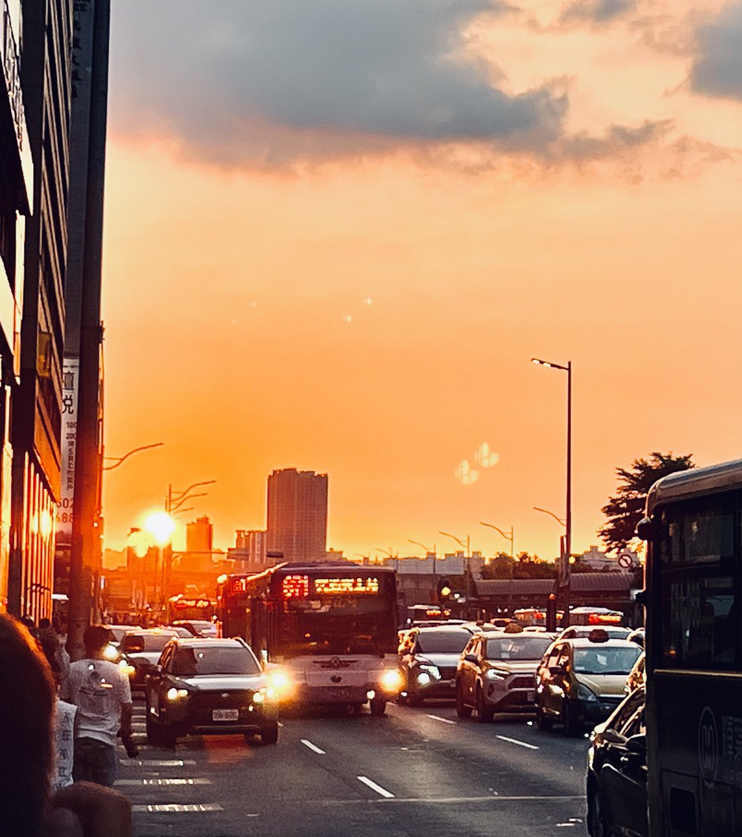 人生就像是在旅行，
會見識各式各樣的風景跟認識不同的人；
我是不是該啟程前往下一站了?