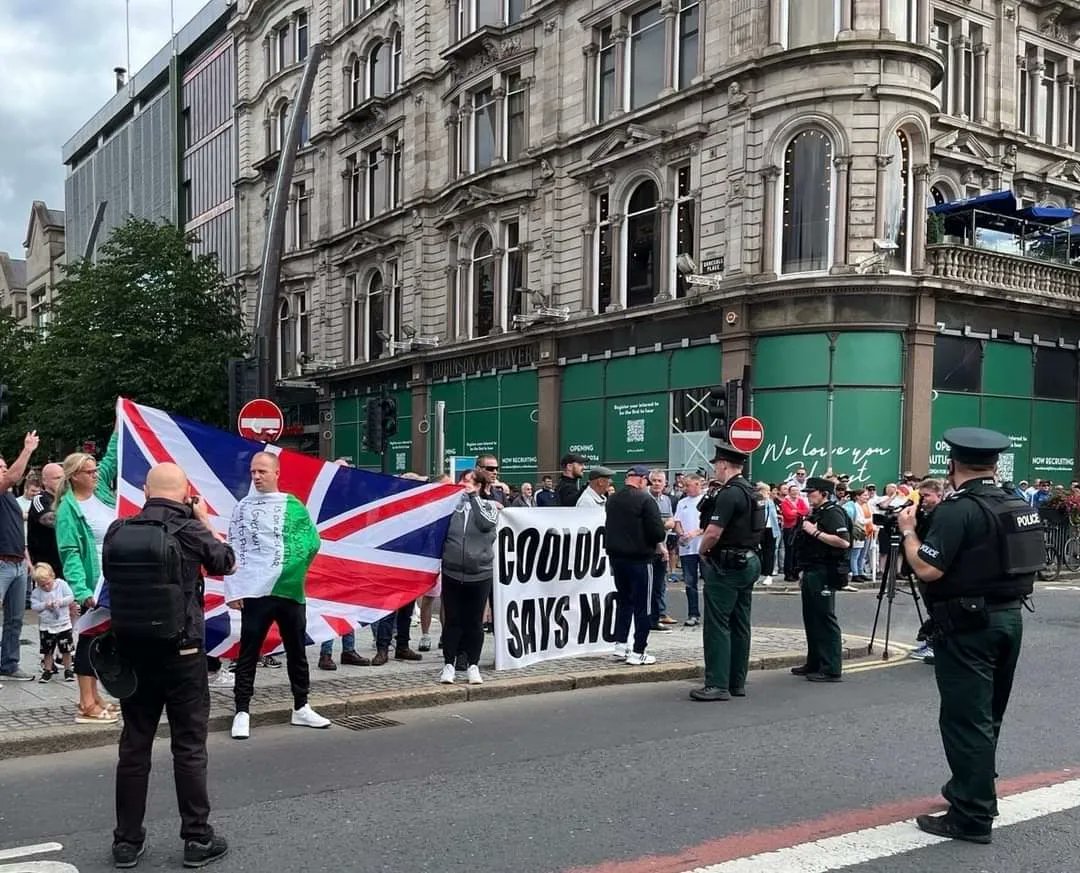 shaunharkin17's tweet photo. Fascists with tricolours &amp; loyalist thugs with the butchers' apron were outnumbered by more than 10 to 1 today in Belfast. Their 'unity' exposes them as nothing but footsoldiers for British fascist Tommy Robinson. They have nothing to offer but hate &amp; division.
#ClassNotCreed https://t.co/vaxAnHlcN3