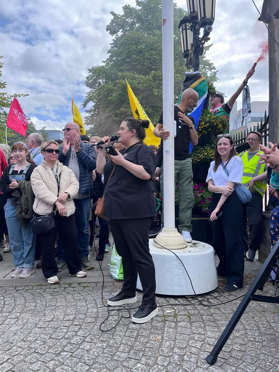 shaunharkin17's tweet photo. Fascists with tricolours &amp; loyalist thugs with the butchers' apron were outnumbered by more than 10 to 1 today in Belfast. Their 'unity' exposes them as nothing but footsoldiers for British fascist Tommy Robinson. They have nothing to offer but hate &amp; division.
#ClassNotCreed https://t.co/vaxAnHlcN3