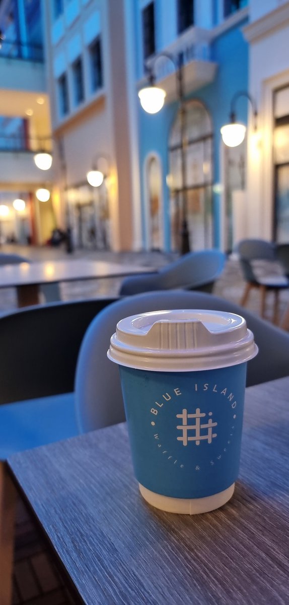 #مسائيات #تصويري

بيني و بين قهوتي قصص و احاديث لا  تنتهي ، هي شريكة الحرف و الكلمة و  الشعور و المكان ..