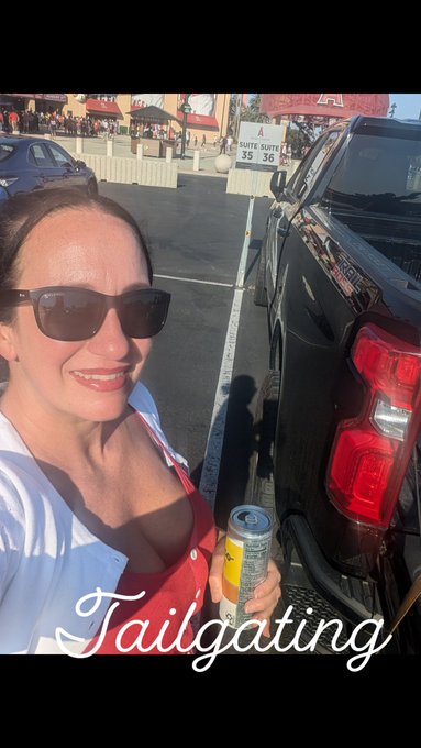 Tailgating at the Angels game! My first experience watching a game in a suite https://t.co/SPJuvhLLg