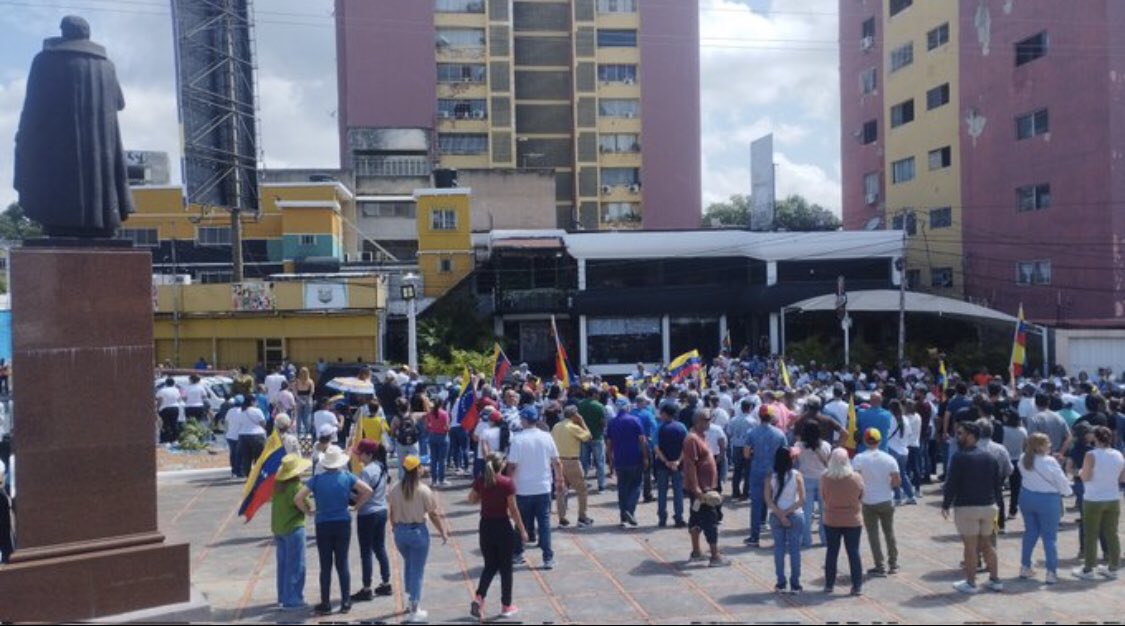 ElInformadorVE's tweet photo. #3Ago Barquisimetanos llegan a la plaza Macario Yépez para sumarse a la convocatoria de los líderes @EdmundoGU y @MariaCorinaYA, quienes invitaron a una concentración pacífica en todo el país para cobrar la victoria de la oposición el 28 julio. 

Foto: vía @Raudimirfm 10:30 a.m https://t.co/SV5HGxiY01