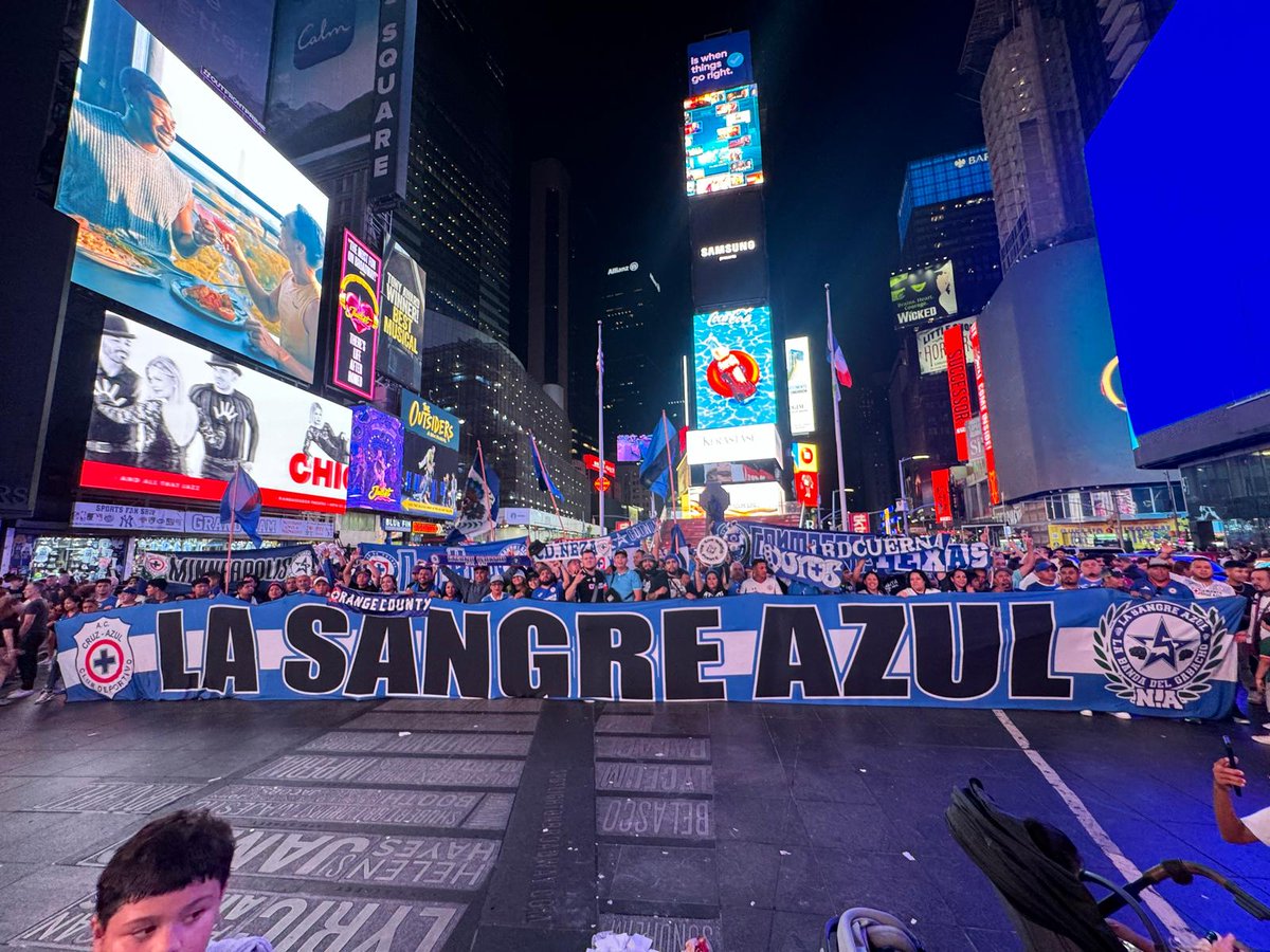 SangreAzulNA's tweet photo. 🇲🇽🇺🇸
La banda del Gabacho lo hizo de nuevo y no queda duda alguna que solo existe el azul y blanco en USA 🤍💙🇺🇸
New York el escenario perfecto para la foto con el trapo oficial y todos los sectores unidos, cosas que solo el Club de Fútbol Cruz Azul puede lograr 🗽🇫🇮
#LSANA https://t.co/GXW8REIhHu