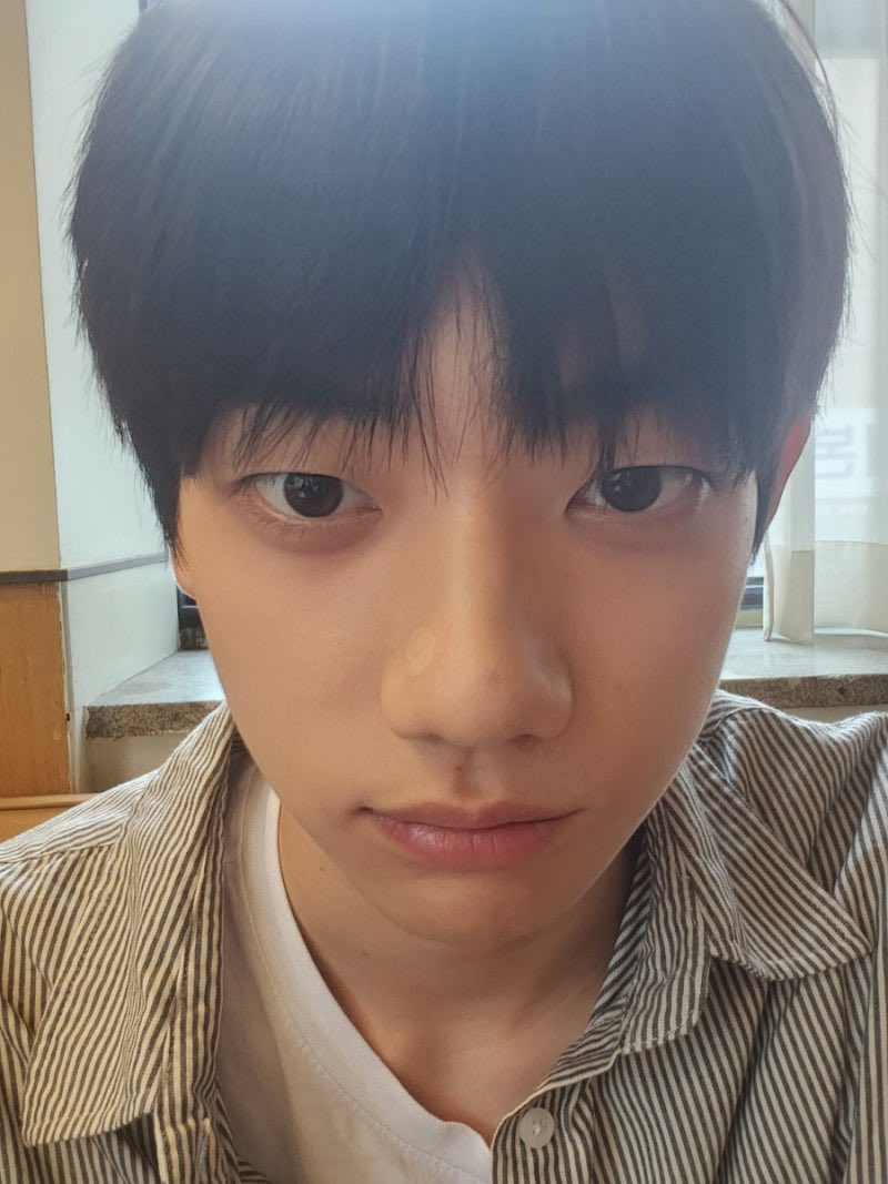 yuha_0521's tweet photo. 근데 얘 진짜 귀엽게 생겻다 아님?
난 너무귀여워 형준이가 진짜 
그냥.... 포메같음 
말해버렷다... https://t.co/JiyH1ZA8ZR