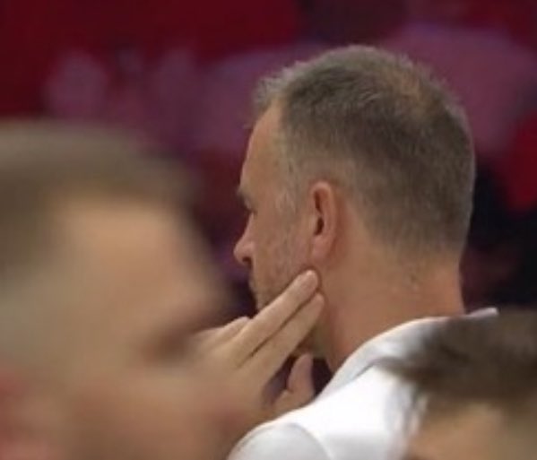 lisa_talking's tweet photo. oglądanie siatkówki starter pack: #gangłysego https://t.co/Crc6ir1py7