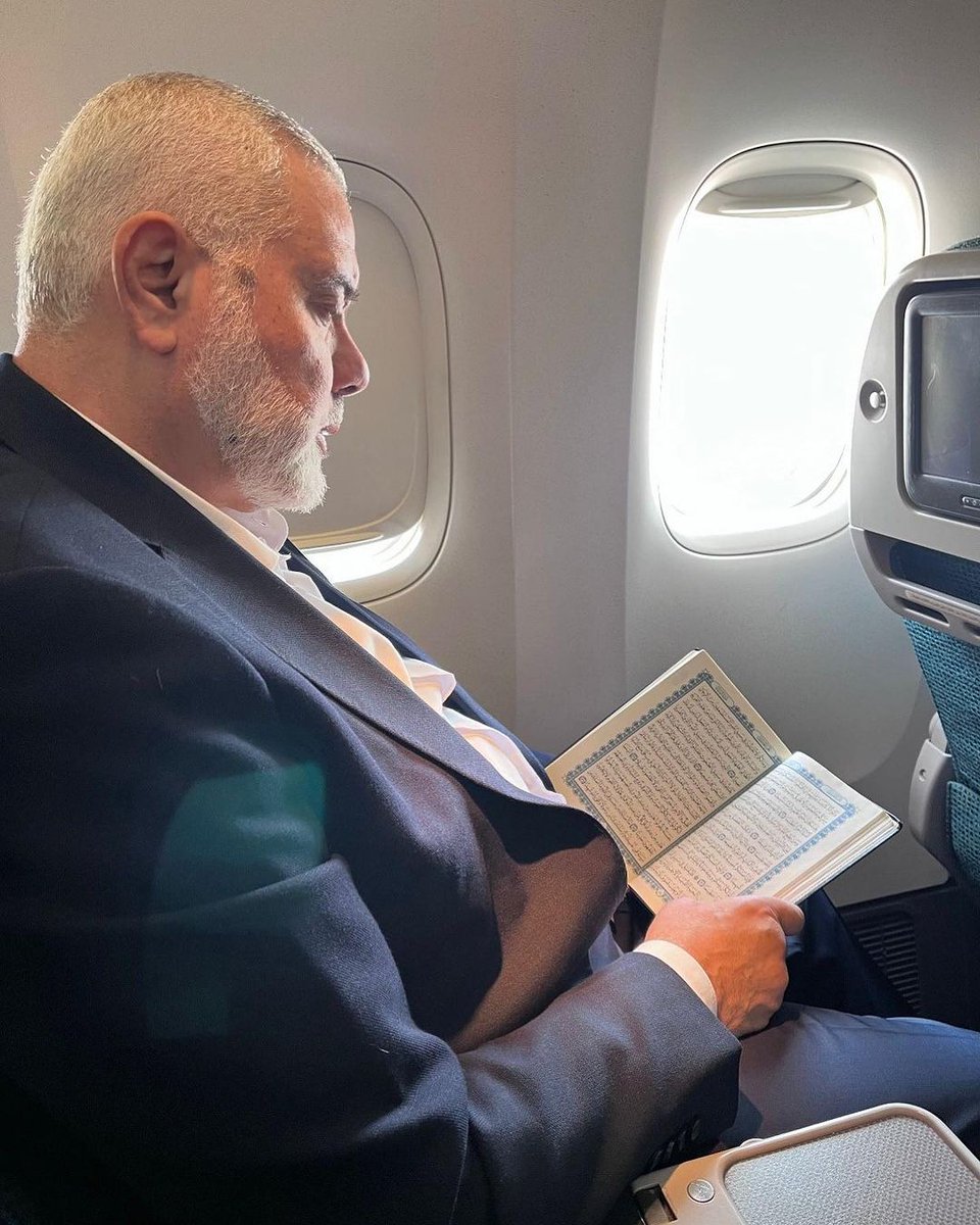 gencmus's tweet photo. Son yolculuk, son fotoğraf...

Şehid İsmail Heniyye son yolculuğunda uçakta oturuyor, elinde Mushaf, gözü ise Nisa Suresi 74. ayetin üzerinde: "O halde, dünya hayatını verip ahireti satın almak isteyenler Allah yolunda savaşsınlar. Kim Allah yolunda savaşırken öldürülür veya galip gelirse biz ona yakında büyük bir mükâfat vereceğiz."

Rabbani bir mesaj subhanallah.

İşte bu anlarda ahirete olan sıkı bağlılığını ilan ederek, iman ve sadakat ile seçmiş olduğu cihad yolunu vurgulayarak ibadet ve huşu halindeyken dünyaya veda ediyordu...

Yüce Allah’tan onun şehadetini kabul buyurmasını ve en yüceler (illiyyun) mertebesine yükseltmesini niyaz ederiz.

| İnas Haniya