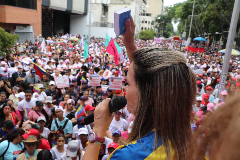 DhelizAlvarez's tweet photo. Las mujeres defendemos la Paz, defendemos los más profundos sentimientos que han unido a los venezolanos y venezolanas:  el amor, la alegría, la sonrisa, la conciencia, nuestras raíces históricas que crean nuestra memoria colectiva de lucha y de victorias.

#PaísDeOchoEstrellas https://t.co/r1kPjF1GcV