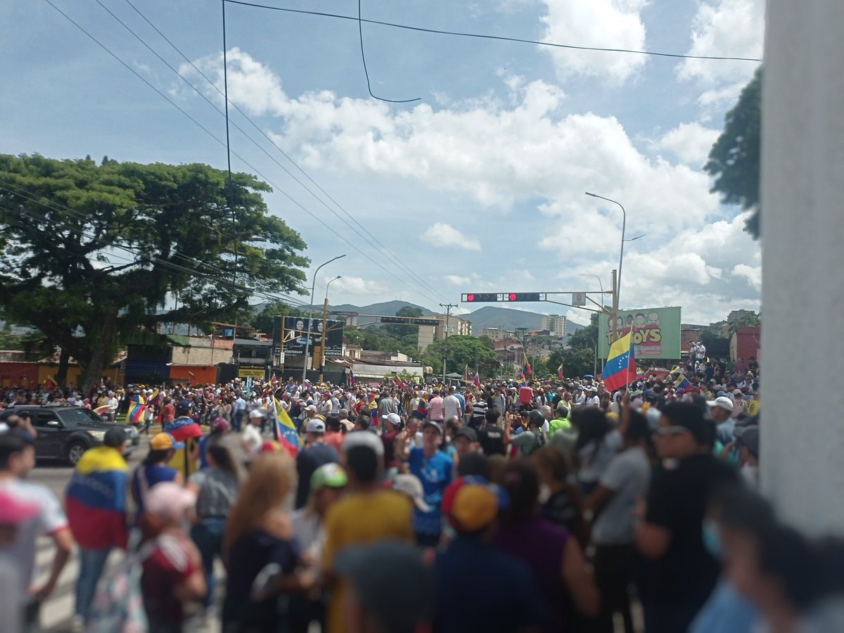 #AHORA | 11:20 am:

En San Cristobal, Táchira, pese a la represión, miles salieron a las calles a manifestarse contra Nicolás Maduro.