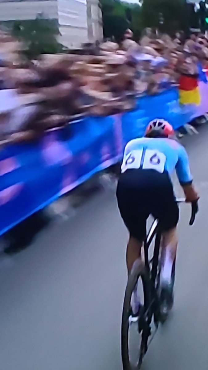 Xuanin21PAC's tweet photo. #AlerteMedailleBelge
Cyclisme sur route Homme! 

Remco est son extraORdinaire doublé !!!!!!! 🥇🇧🇪🥇🚴‍♂️

Bravo @EvenepoelRemco

Bravo #TeamBelgium
@WoutvanAert @TiesjBenoot @Jasperstuyven https://t.co/r6RAxXqhrI