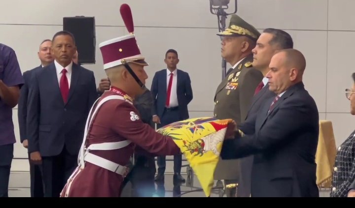 Hoy celebramos el día de nuestro tricolor. Nuestra hermosa bandera, orgullosos de ser venezolanos 🇻🇪