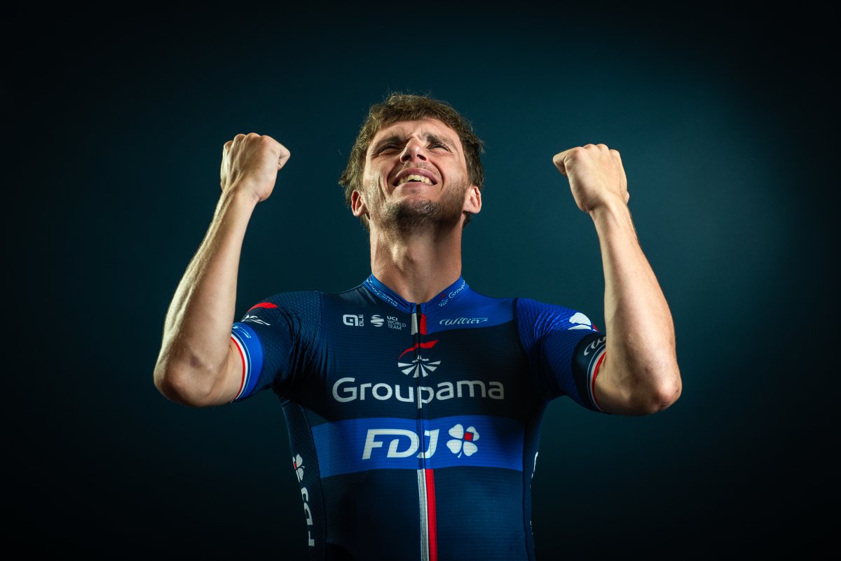 LA MÉDAILLE D’UNE VIE À PARIS 🥈

Quel numéro de Valentin Madouas, 2e de la course en ligne. Remco Evenepoel s’est imposé en solitaire. 

Bravo Val’😍