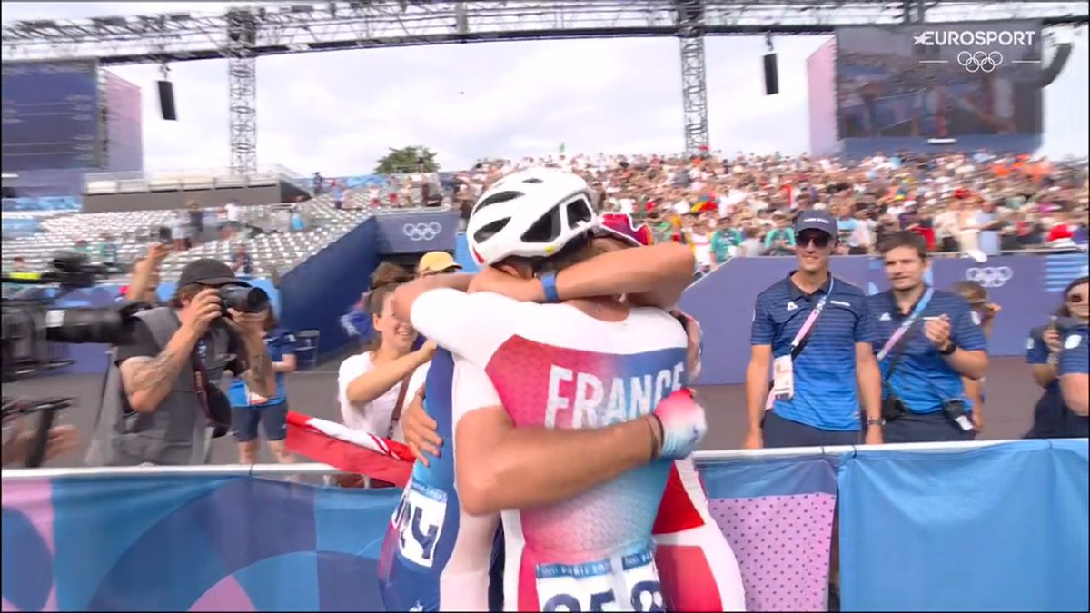 QUELLE PERFORMANCE POUR LA FRANCE ! MERCI POUR LES ÉMOTIONS ! Remco Evenepoel était trop fort mais les Bleus ont obtenu deux médailles à domicile ! L'ambiance est folle devant la Tour Eiffel ! #Paris2024