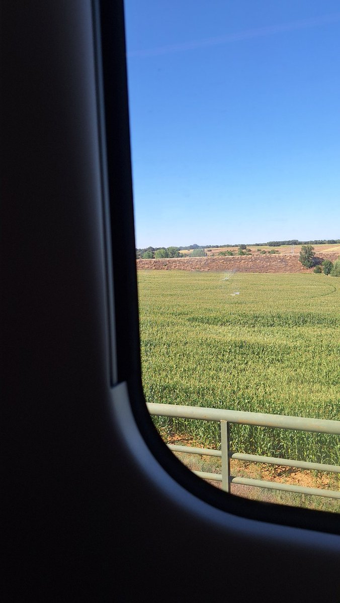 chelmad0's tweet photo. @Inforenfe y otro día más parados en medio de la nada en el Ave 05721 con destino Gijón con más de hora de retraso https://t.co/d1cW6vU9sj