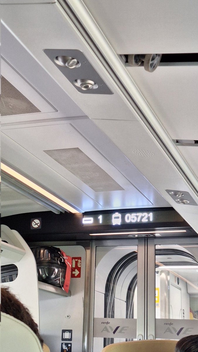 chelmad0's tweet photo. @Inforenfe y otro día más parados en medio de la nada en el Ave 05721 con destino Gijón con más de hora de retraso https://t.co/d1cW6vU9sj