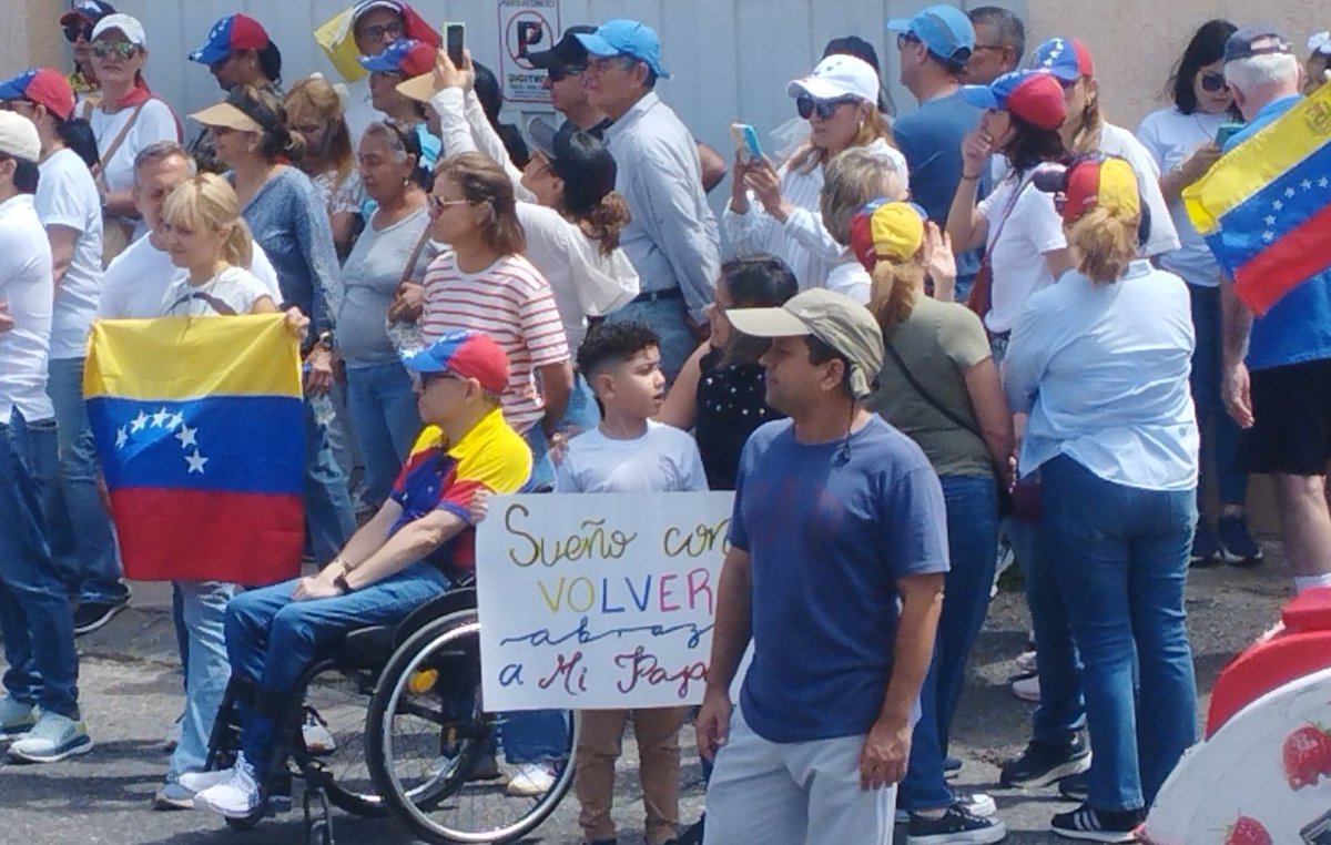 Raudimirfm's tweet photo. Así se encuentra la concentración de este #3Ago en la plaza Macario Yepez de #Barquisimeto. El sueño de muchos venezolanos marcado en una pancarta. https://t.co/oxMyBRK0C6