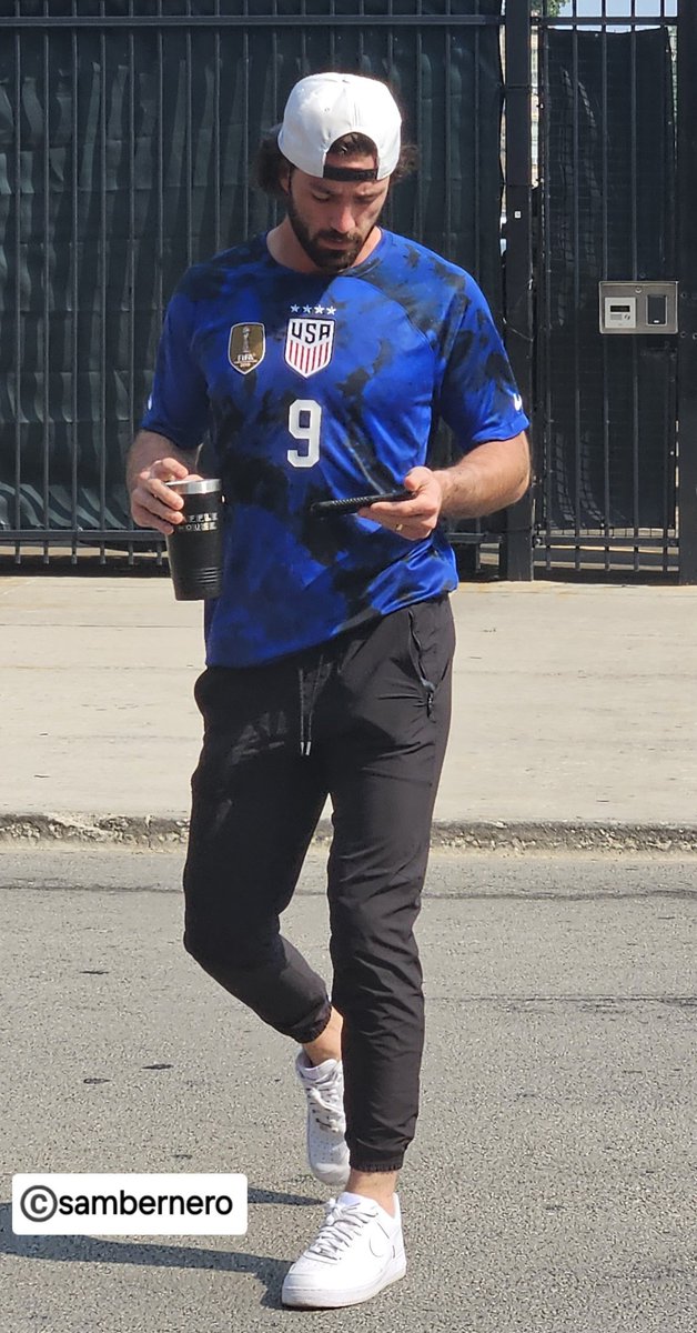 Pic I took of Dansby Swanson arriving at Wrigley Field today.
Check out his jersey ❤️🤍💙