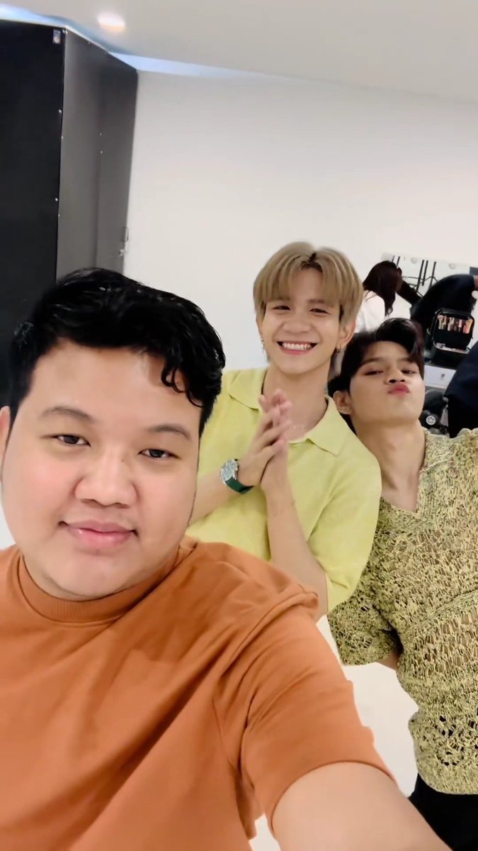 sansan_kh's tweet photo. We call Miba ( the CEO of VS's Ent )
Pic from @ kaungmyat miba's fb
vlog update💚
#vitashine
#zawshinehtet
#vitamin
#trustentertainment
#rays
#baganbeginning
#khartawmi https://t.co/HlFciXCMqf