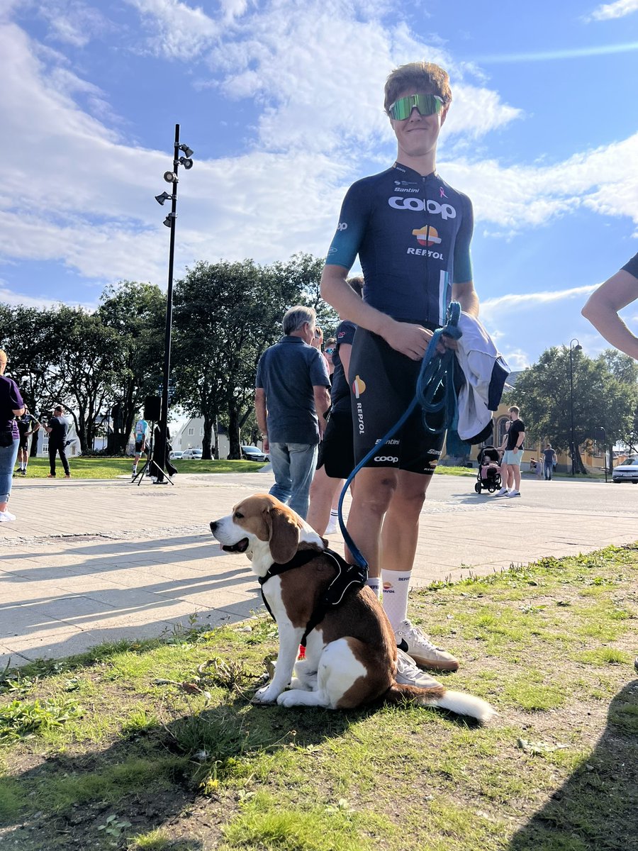#DogsofCycling a very good boy and Karsten Feldman 

🧡 #ArcticRace