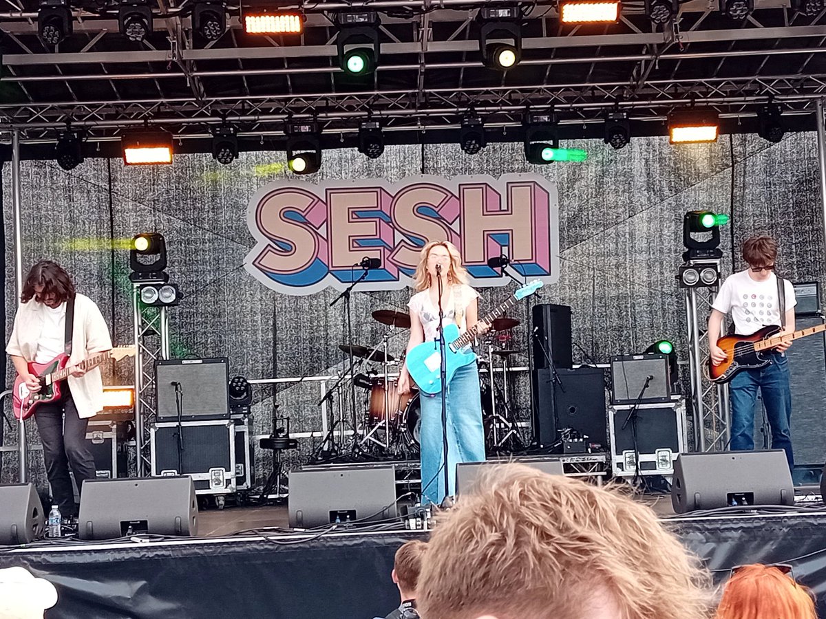 bbcburnsy's tweet photo. A fair amount of crap going on in #hull today.

I know there are issues but don't let other people exploit this city.
 
What would you rather do, cause strife, cause damage, cause division, cost the public purse? 

Or dance?

@HumberStSesh

#sesh #humberstsesh https://t.co/YP1TrPnChM