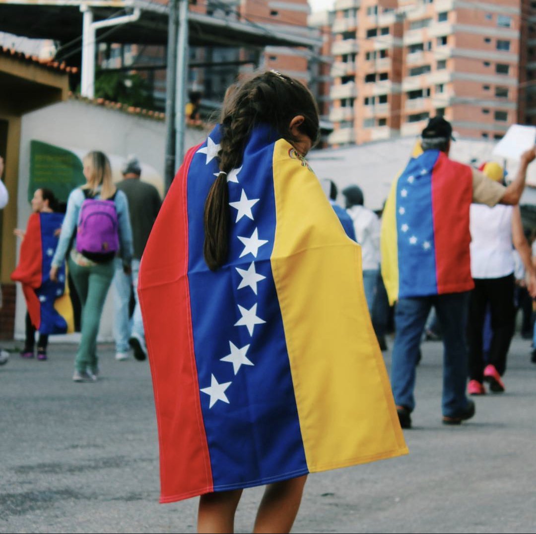 Ella sale, ¿y tú no? 🇻🇪