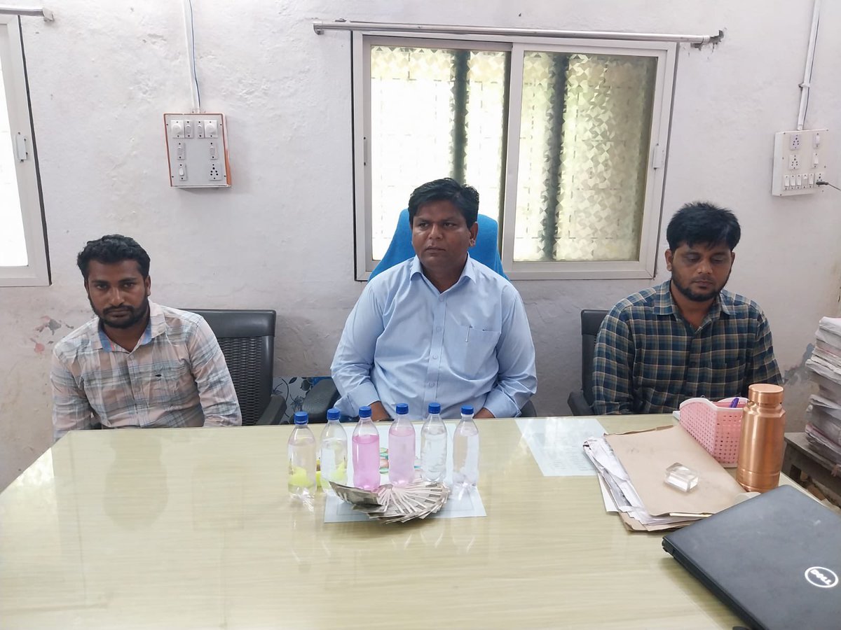 jsuryareddy's tweet photo. Another big fish in the #ACBnet, a #Tahsildar arrested in #bribery case, along with two others.
Mohammad Zahed Pasha, Tahsildar of Kalvasrirampur Mandal, Peddapalli district caught red handed by Anti Corruption Bureau (#ACB) officials for demanding and accepting the #Bribe amount of ₹10,000/- through intermediaries, for "Mutating the Land pertaining to the father of a person and to issue the manual passbook".
ACB recovered ₹3000 from Dasari Dharmender, Private Assistant and ₹7000 from Md Amzad, Private Driver.
:@CVAnandIPS .
#AntiCorruptionBureau #Telangana #CORRUPTION #corrupt
