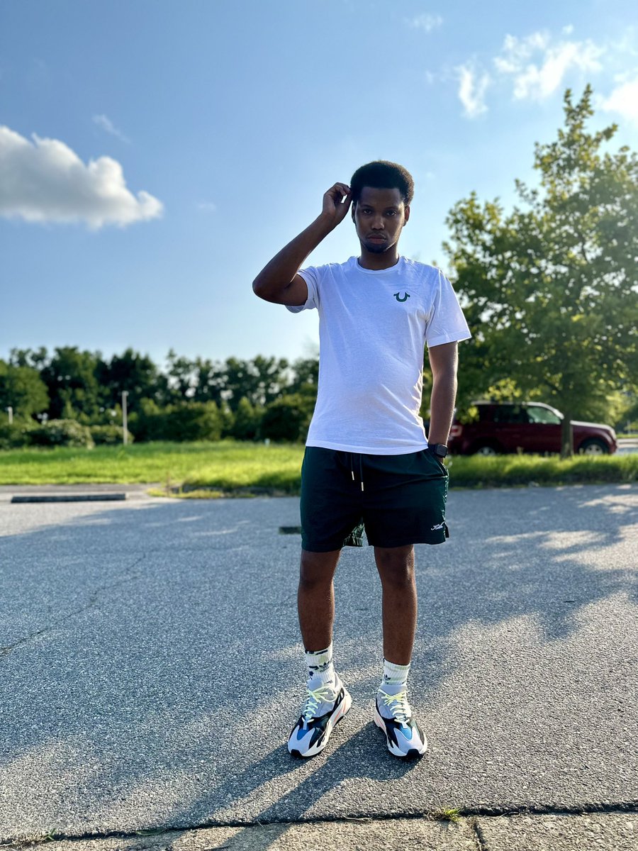 robbin_uzumaki's tweet image. Up and at em early this Saturday AM! 

Decided to step out with something different today with a haircut, some new shorts (a color that I barely wear) and a new pair of sneakers I’ve been into but only wore twice…. 

#YEEZY700 #waverunners🌊 #SneakerScouts #KOTD