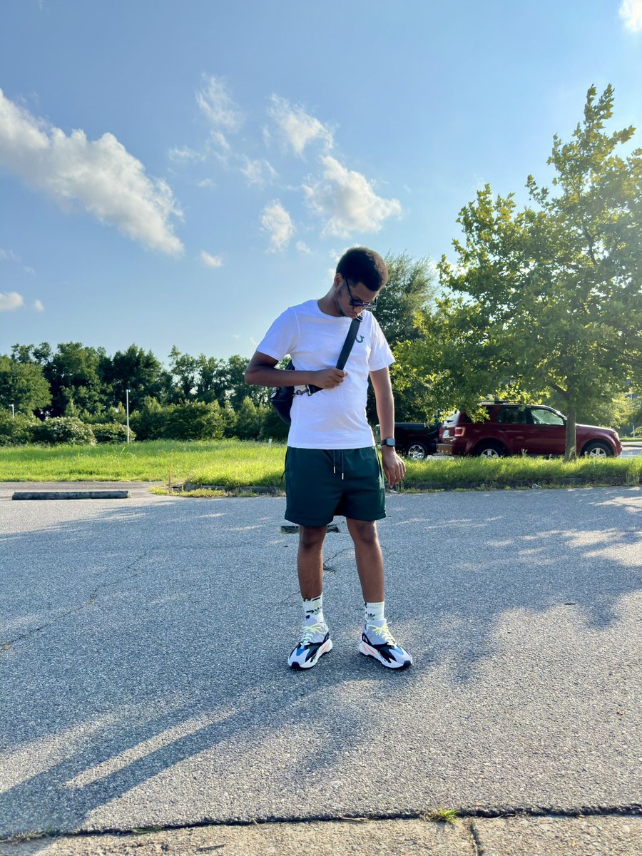robbin_uzumaki's tweet image. Up and at em early this Saturday AM! 

Decided to step out with something different today with a haircut, some new shorts (a color that I barely wear) and a new pair of sneakers I’ve been into but only wore twice…. 

#YEEZY700 #waverunners🌊 #SneakerScouts #KOTD