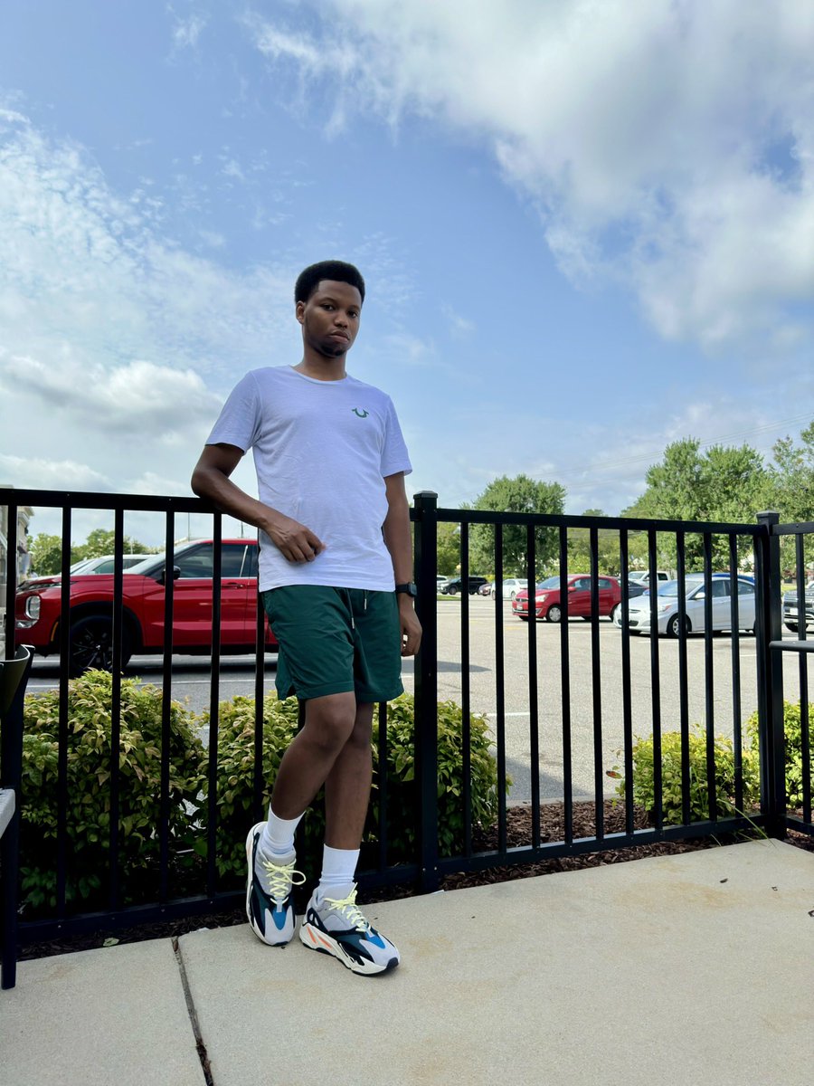 robbin_uzumaki's tweet image. Up and at em early this Saturday AM! 

Decided to step out with something different today with a haircut, some new shorts (a color that I barely wear) and a new pair of sneakers I’ve been into but only wore twice…. 

#YEEZY700 #waverunners🌊 #SneakerScouts #KOTD