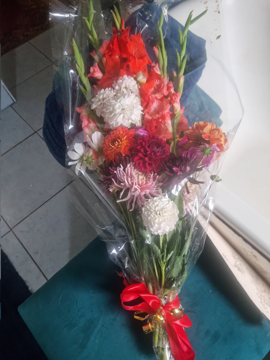 What a pleasure to present prizes at Roeshot Allotments on behalf of the Parish Council. Wonderful to see such amazing produce, and to receive an Allotment Bouquet!
