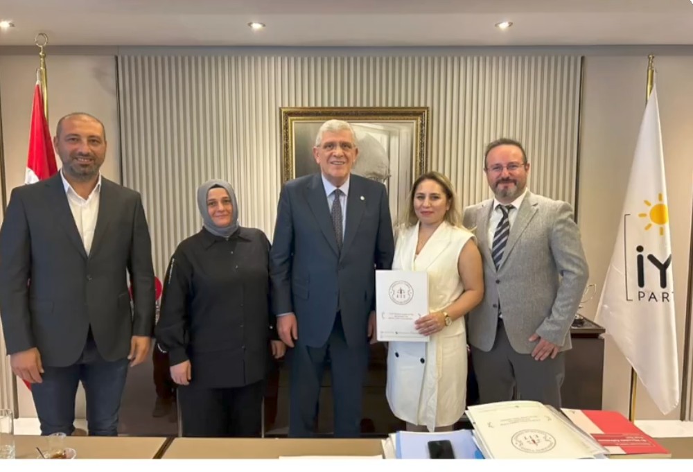 bulentyayla28's tweet photo. İYİ Parti Genel Başkanı Sayın MÜSAVAT DERVİŞOĞLU’nu  @MDervisogluTR
 Emeklilikte Tarihe Takılanlar Derneği @ETTDER1999 olarak makamında ziyaret ettik.

“Haksızlığa, hukuksuzluğa, vurdumduymazlığa, hırsızlığa, yolsuzluğa, adaletsizliğe, cehalete; 
21. yüzyılda Türk milletine yakışmayan ve onun değerleriyle bağdaşmayan bu ucube nizama başkaldırıyorum!” diyerek sadece İyi Parti Genel Başkanlığında gönülleri fethetmemiş, ayrıca toplumun da ihtiyaç duyduğu ve beklediği duruşu göstermiştir. 

Çünkü Türkiye Yüzyılına yakışmayan SGK mevzuatının bir başkaldırıyla REFORM niteliğinde bir SGK sistemine ihtiyacı vardır. ..

Adil ve eşit olmayan emekli olma şartları; vicdanları derinden yaralamakta ve telafisi imkânsız mağduriyetlerin oluşmasına sebebiyet vermektedir. Akran olan iki (kadın- erkek) insandan birinin 08.09.1999 tarihi öncesi işe girişli olması sebebiyle emekli olması mümkün iken, 09.09.1999 işe giriş başlangıcı olan bir çalışanın daha fazla sigortalılık süresi, daha fazla prim ödeme günü ile ülkemiz şartlarında kadınlarda 58 yaş ve erkeklerde 60 yaş şartının emekli edilme temel şartı olarak getirilmesi, hakkaniyet, adalet, eşitlik ve nefaset kurallarına aykırılık teşkil etmektedir.”..

“Ne unutacak ne susacağız!
Ne susacak ne yılacağız!
Ne yılacak ne de yarım bırakacağız!” diyen Genel Başkanımızın, mağduriyet yaşayan her kesimin de haykırışı olmuştur.

Sayın İyi Parti Genel Başkanı MÜSAVAT DERVİŞOĞLU’nun; 
ETTDER yönetimini nazik kabulleri, misafirperverlikleri ve desteklerinden dolayı kendilerine çok teşekkür ederiz. 

@iyiparti
@MDervisogluTR
@iyipartitbmm
@iyipartiankara
@iyiparti_34
@iyipartiduyuru_

#KademesizReformOlmaz

@ETTDER1999
https://t.co/Z9xfEXMuji

 #cumartesi
#instagramı
#erişim
#BeşiktaşınMaçıVar
#KademesizEytBüyükHata

@FilizKKonca 
@filiz_akkoyun25 
@ZGRYOLCU 
@CihanKoncaTR