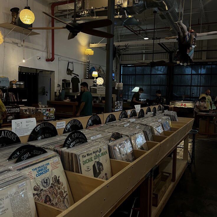 wiltedsin's tweet image. ㅤ

📻: your dj’s in. hey, listener. how was your day? i hope you’re doing well. mine’s just starting, as always. it’s a bit chilly so tune in while we get through the night together. ⠀⠀

ㅤㅤ