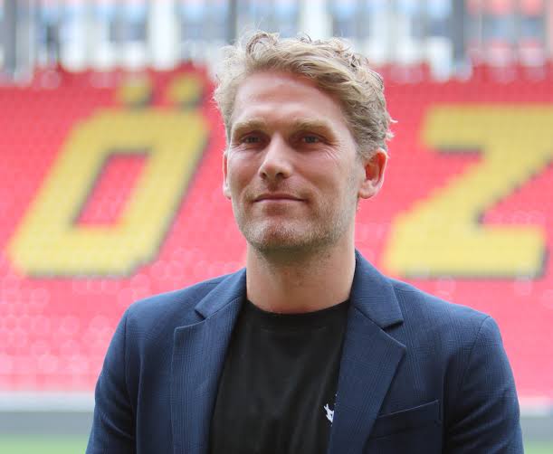 ✍️ FLOOD                                  

Rasmus Ankersen Kimdir? Ankersen Projesi Nedir ve Göztepe'de Neler Yapar?

FC Midtjylland'ı Avrupa sahnesine taşıyan, Brentford'u 74 yıllık tarihinde ilk kez Premier Lig'e çıkaran, Southampton ve Göztepe'nin sahibi, Danimarka'lı deha
