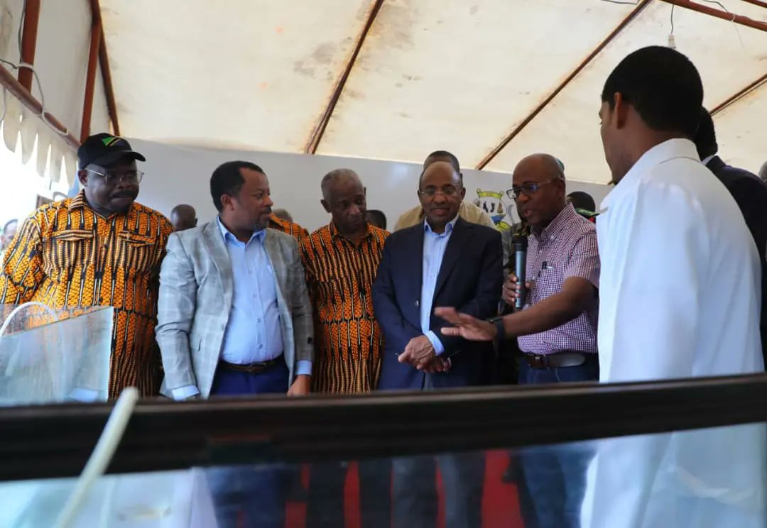 Katibu Mkuu wa Wizara ya Uchumi wa Buluu na Uvuvi Zanzibar Captain. Dkt. Hamad Bakar Hamad akitoa maelezo kwa Rais wa Zanzbar na Mwenyekiti wa Baraza la Mapinduzi Dkt. Hussein Ali Mwinyi katika uzinduzi wa maonesho ya 7 ya Wakulima nane nane huko Dole Leo tarehe 03/08/2024.