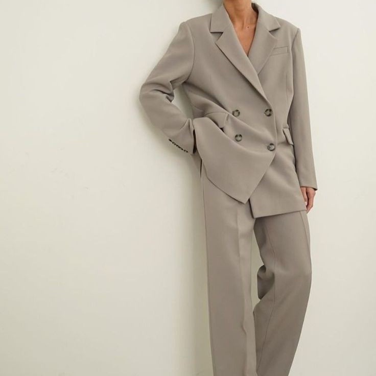 Честно, только часа 2 назад заметила, что мне прислали приглашение.. ладно хоть зарплата пришла недавно, могу конверт с деньгами подарить"