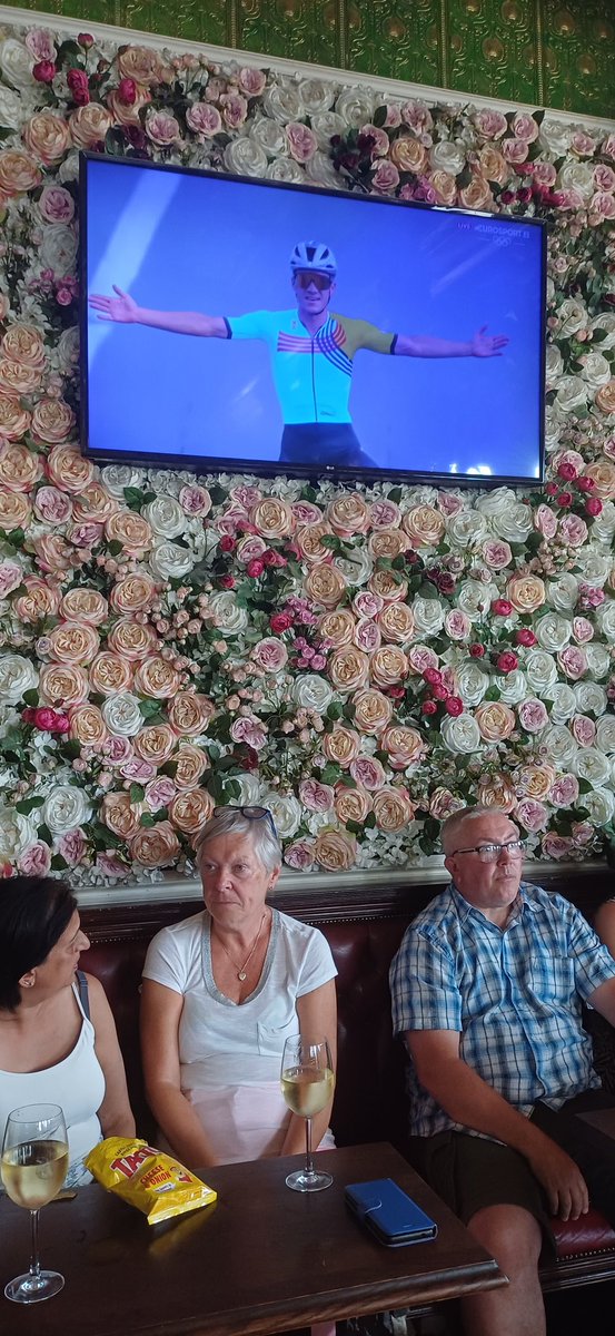 When in London 🥳🥳🥳🥳

Dikke proficiat <a href="/EvenepoelRemco/">Remco Evenepoel</a> ! Groot kampioen, grote meneer 👌👌👌

<a href="/sporza_koers/">Sporza 🚴</a> <a href="/sporza/">sporza</a> <a href="/josedecauwer/">José De Cauwer</a> <a href="/Vannieuwkerke/">Karl Vannieuwkerke</a>