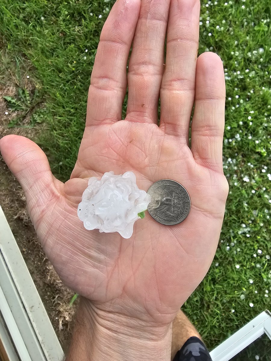 JayGold31's tweet photo. @NWSGrandForks nearing ping pong size hail in Warroad, MN at 10:50 am #mnwx https://t.co/Zok1FS3pdV