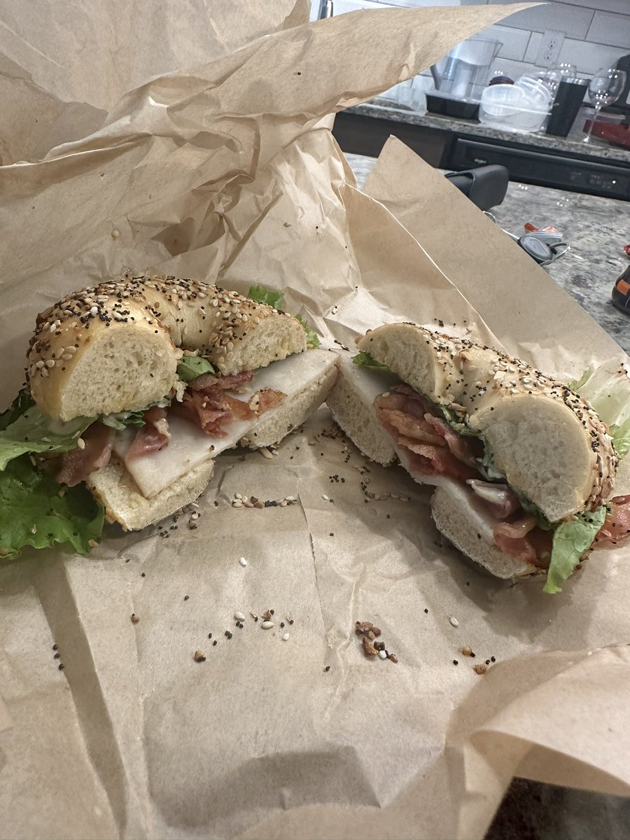 kwegs5's tweet photo. @Brueggers I’ll give a 10/10 for advertisement and a -2/10 for execution. Thank you for the $10 bagel including 2 thin slices of turkey https://t.co/0B8LoI9LfP