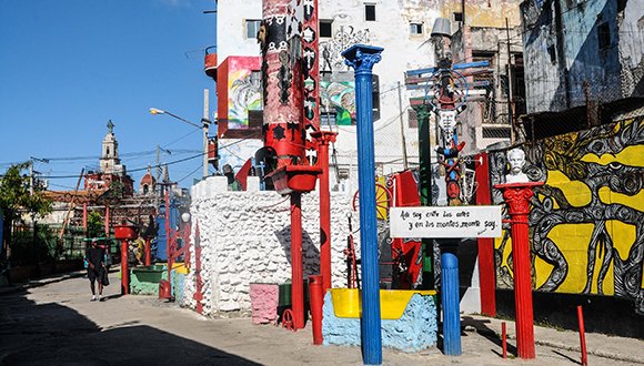 El Callejón de Hamel es un proyecto sociocultural comunitario ubicado en el barrio de Cayo Hueso, #LaHabana. Lugar emblemático para disfrutar de las esculturas, pinturas y los murales que llenan todas las paredes de esta calle.

cubadebate.cu/fotorreportaje… <a href="/cubadebatecu/">Cubadebate</a>