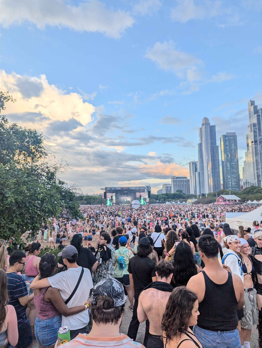 oTYLR's tweet image. This week had been wild at lollapalooza!
