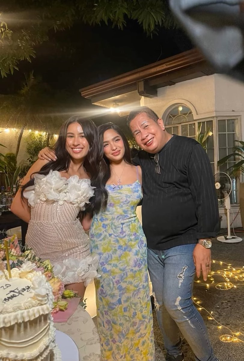mika2854425838's tweet photo. Aw, Blythe was @ Lorin’s 21st intimate bday party rin pala 🥹❤️‍🔥 love them, so cute! https://t.co/ie0v8x4OxF