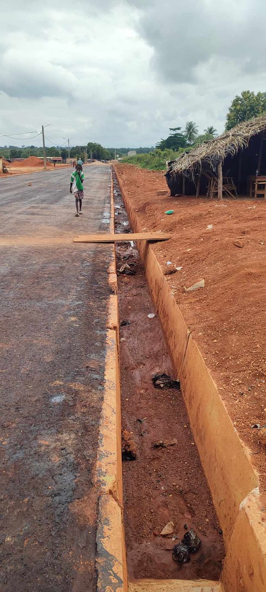 KassimDoumbia13's tweet photo. #Dimbokro
Les nouvelles couches de bitume sont visibles.
NB: celui qui vous fait savoir que le développement de la 🇨🇮 se limite seulement Abidjan quitter près de lui, c'est un ennemi du développement de la nouvelle Côte d'Ivoire.
#CIV225 https://t.co/EeWu8q5A0l