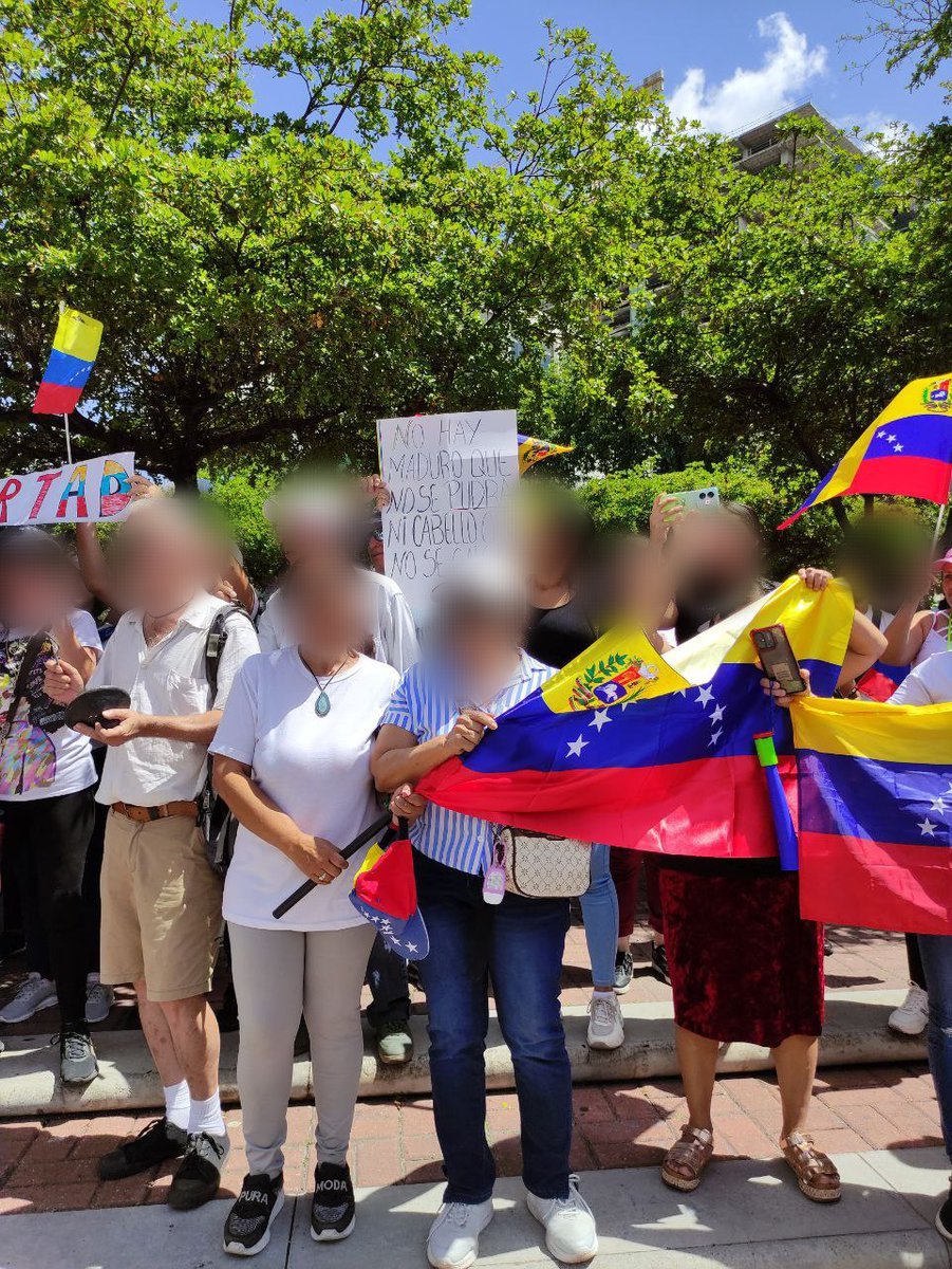reoenc's tweet photo. El señor de los papagayos volvió a aparecer hoy. (Caracas) https://t.co/L4SYG3IcF9