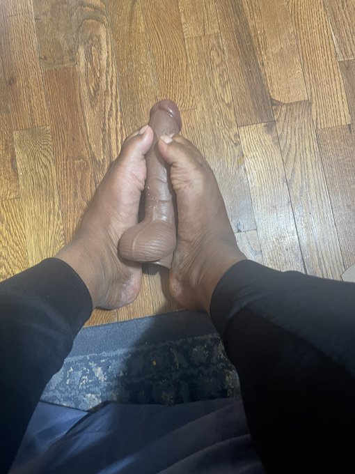 Tell me you love my feet https://t.co/nGTdJqUWf6