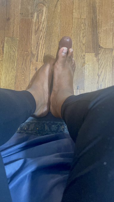 Tell me you love my feet https://t.co/nGTdJqUWf6