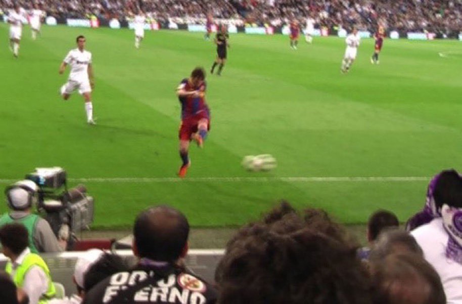 Mario___RM's tweet photo. Si Vinicius hiciese esto que hizo Messi dándole un balonazo a la afición rival no podría jugar más en España.

Como lo hizo Messi se le aplaudió. https://t.co/zQRmuE5ytp